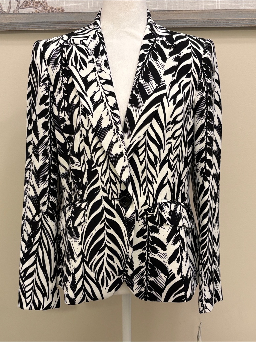 NWT Roz & Ali Black and White Leaf-Print Blazer size 6